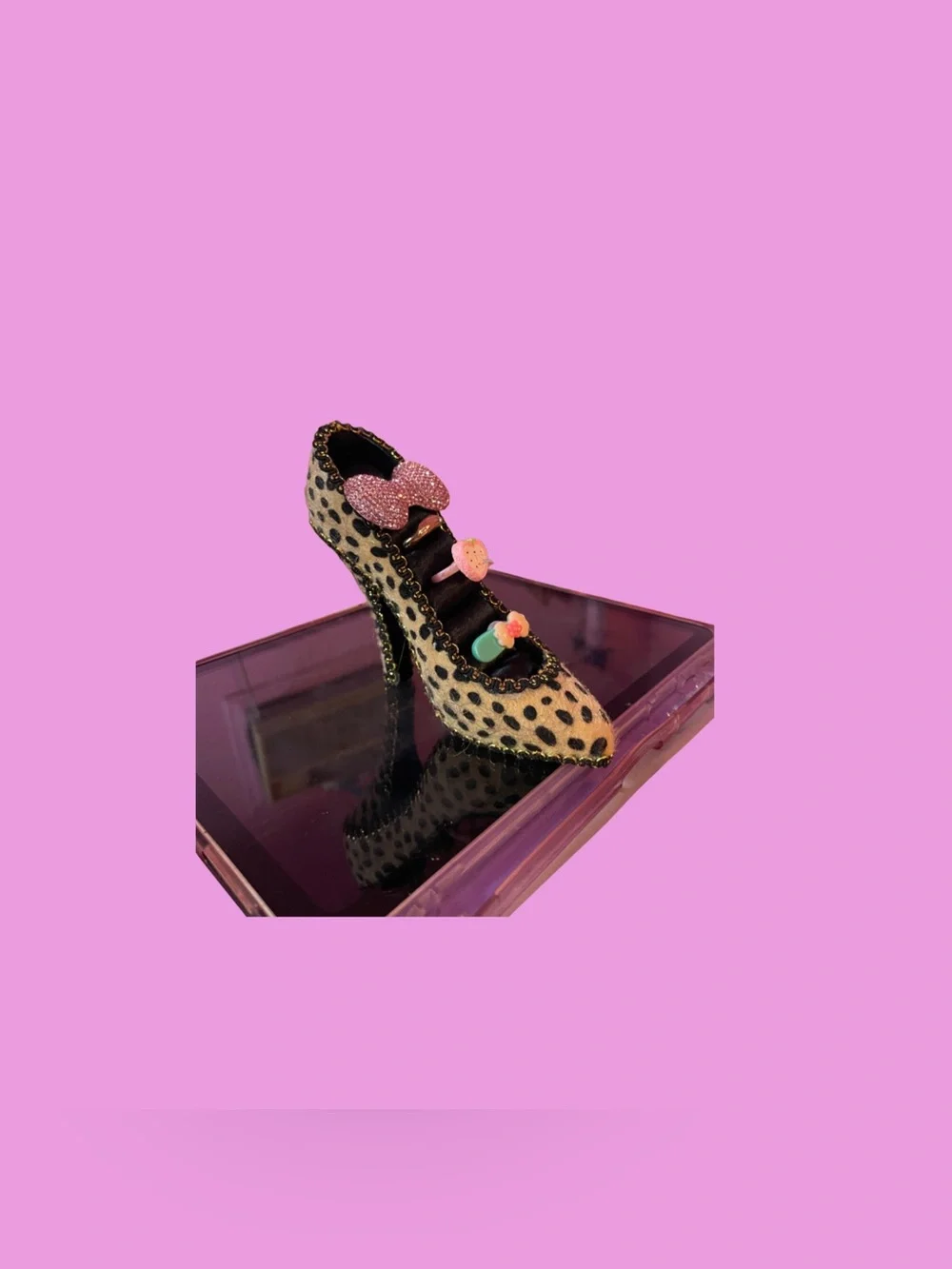 Heel shaped ring holder